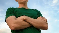 Čo znamená, keď si človek počas rozhovoru skríži ruky? Psychológovia majú odpoveď