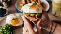 Aké potraviny sa oplatí jesť na raňajky a čomu sa radšej vyhnúť: rady výživových poradcov