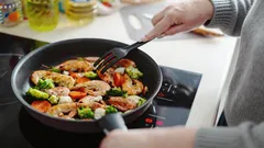 Prečo liať ocot do panvice pred vyprážaním: starý kuchársky trik