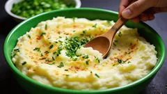 Pyré bude nadýchané a bez hrudiek: šéfkuchár prezradil, čo pridať úplne na konci