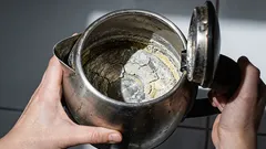 Vodný kameň zmizne za pár minút: do rýchlovarnej kanvice nalejte toto namiesto octu