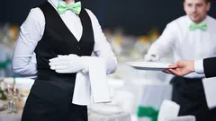 Čo znamená pomáhať čašníkom s odnášaním tanierov? Psychológovia odhalili zaujímavé detaily