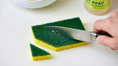 Prečo gazdinky odstrihujú rožok z hubky na riad: tento trik pozná len málokto