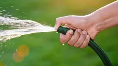 Ako zvýšiť tlak v záhradnej hadici bez volania inštalatéra – jednoduché riešenia