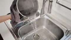 Nikdy nevylievajte vriacu vodu do umývadla – inštalatér prezradil následky