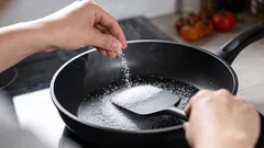 Prečo novú panvicu potierať soľou: postup, ktorý vás ochráni pred nepríjemnosťami