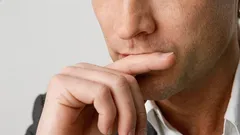 Psychológovia: čo znamená, keď si človek počas rozhovoru zakrýva ústa?