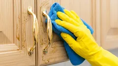 Kuchynské dvierka zbavíte mastnoty za 5 minút: tento prostriedok vás rýchlo zbaví problému