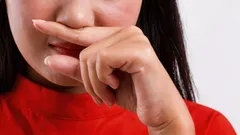 Psychológovia: čo znamená, keď sa človek počas rozhovoru dotýka nosa?