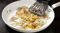 Jeden trik a vyprážaná cibuľa bude chrumkavá: toto pridajte do panvice