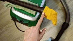 Prečo si na vysávač navliecť starú ponožku: jednoduchý trik, ktorý ocení každý